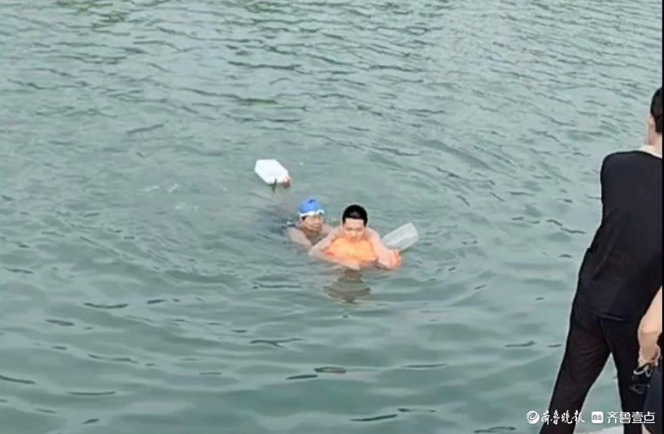 少年游泳被困孤岛，59岁热心阿姨将其救上岸